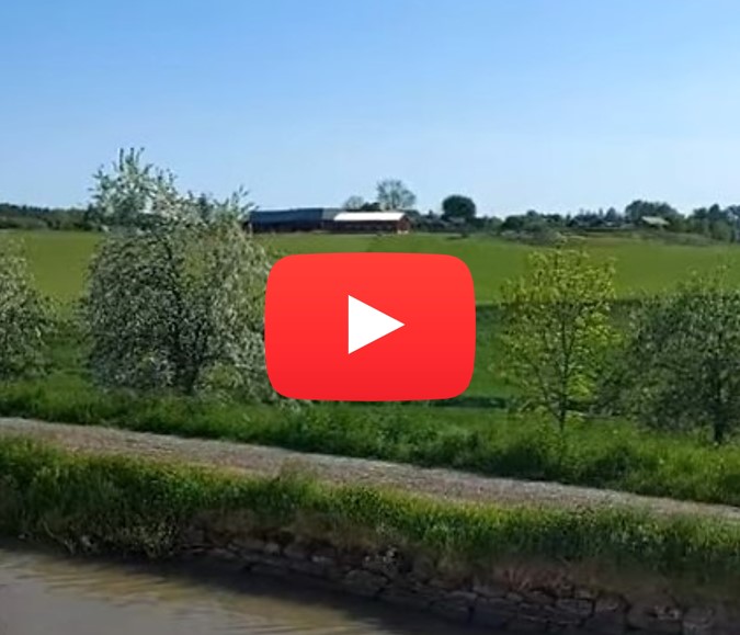 Färd längs Göta kanal med charmiga kanalbåten M/S Diana