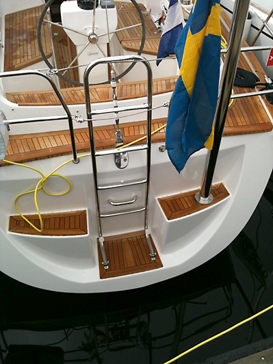 Stege låst med vajer