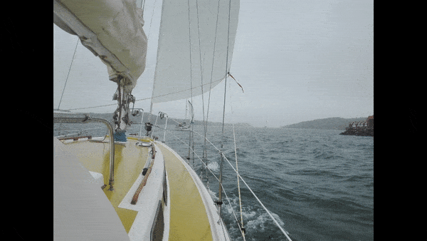 Film med segelbåtar och regn