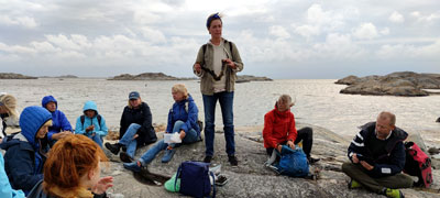 Sitter på klipporna på Styrsö